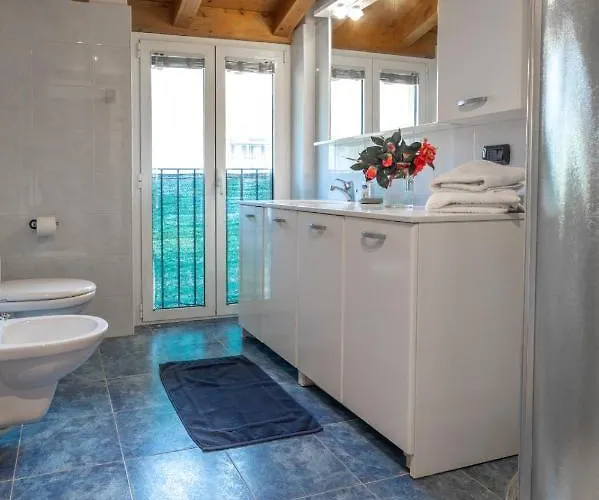 Mansarda Sole E アパート *